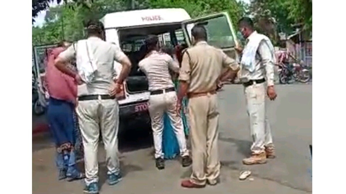 पुलिस ने की कार्रवाई तो भड़क गईं मां-बेटी