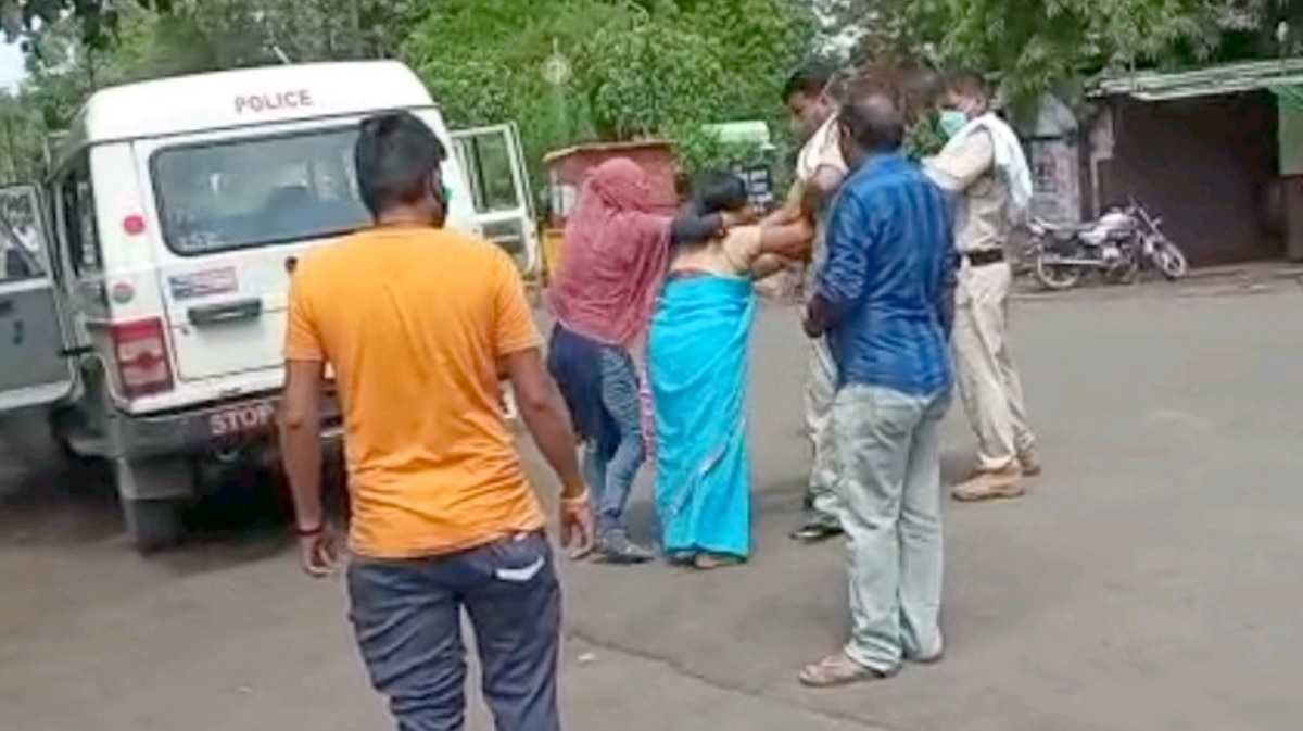 जीप में बैठाने के दौरान शुरू हुई हाथापाई