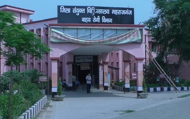 सीएमएस के सामने घुटना टेक युवक गिड़गिड़ाया-साहब, मेरे पिता को ऑक्सीजन दिला दीजिए...