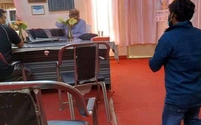 सीएमएस के सामने घुटना टेक युवक गिड़गिड़ाया-साहब, मेरे पिता को ऑक्सीजन दिला दीजिए...