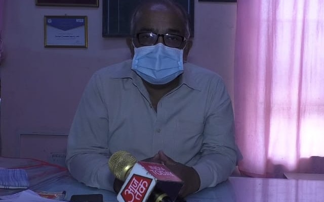 सीएमएस के सामने घुटना टेक युवक गिड़गिड़ाया-साहब, मेरे पिता को ऑक्सीजन दिला दीजिए...