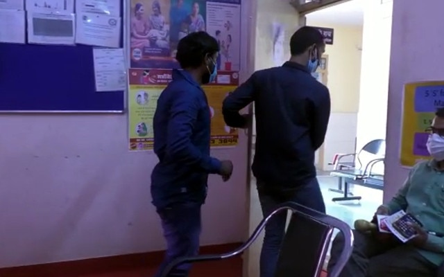 सीएमएस के सामने घुटना टेक युवक गिड़गिड़ाया-साहब, मेरे पिता को ऑक्सीजन दिला दीजिए...