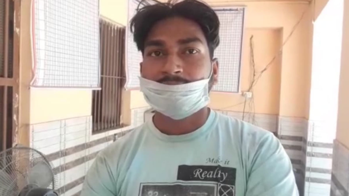 नाराज पत्नी को मनाने के लिए शख्स टावर पर चढ़ा