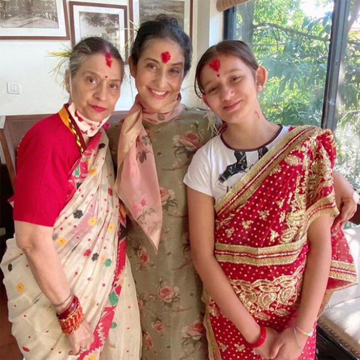 मनीषा कोइराला पर‍िवार के साथ 