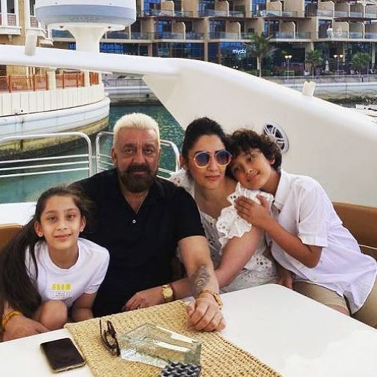 फैमिली संग मान्यता दत्त