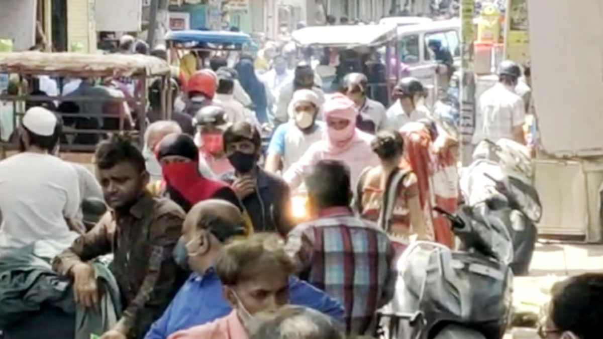  बाजार में लगा लंबा जाम लोग भूल गए सोशल डिस्टेंसिंग 