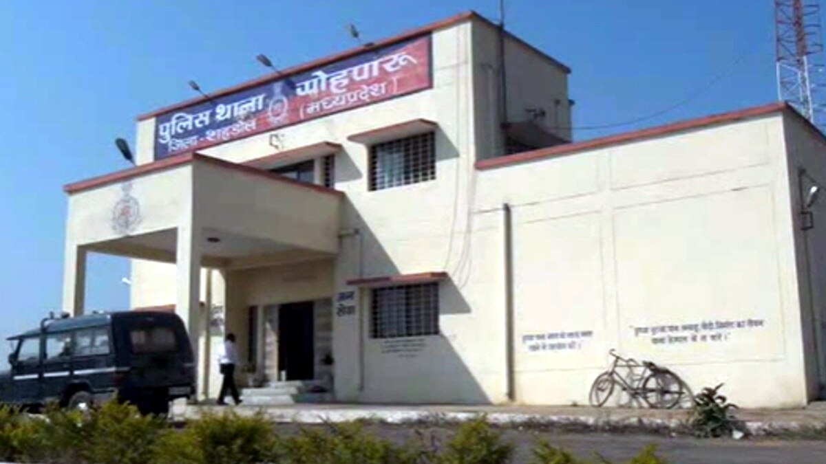 पर‍िजनों ने घर से भागी युवती को अपनाने से किया इनकार, पुल‍िस ने थाना परिसर में कराई शादी