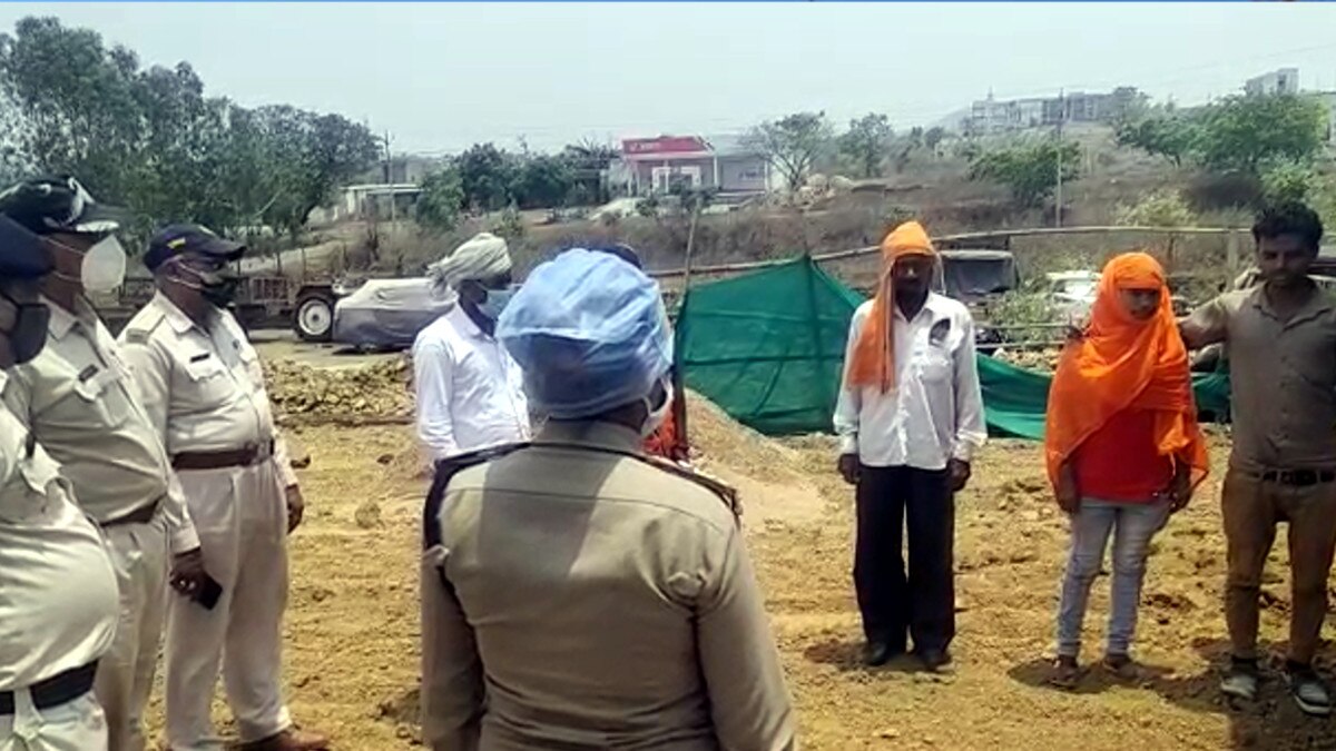 पर‍िजनों ने घर से भागी युवती को अपनाने से किया इनकार, पुल‍िस ने थाना परिसर में कराई शादी