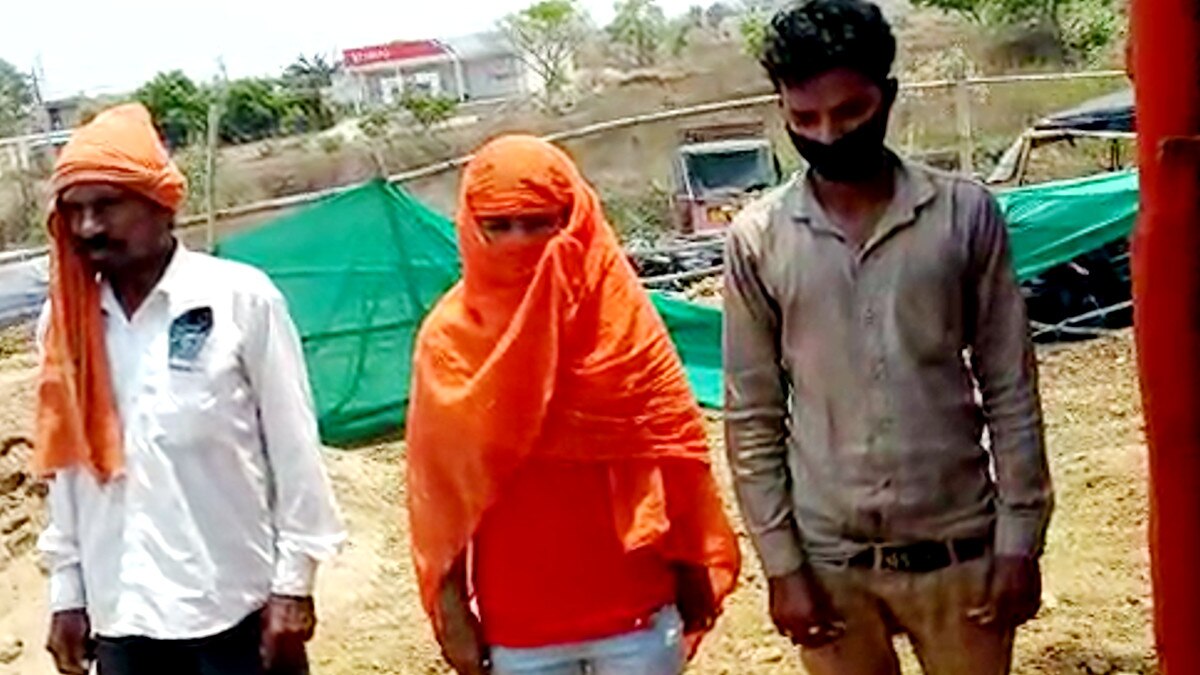 पर‍िजनों ने घर से भागी युवती को अपनाने से किया इनकार, पुल‍िस ने थाना परिसर में कराई शादी