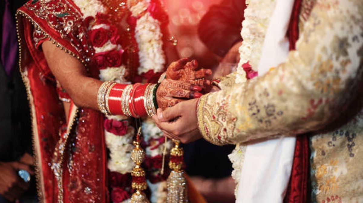 भाई से कराई बहन की शादी