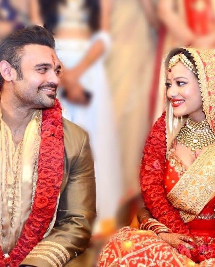 मदालसा शर्मा पति महाक्षय के साथ 