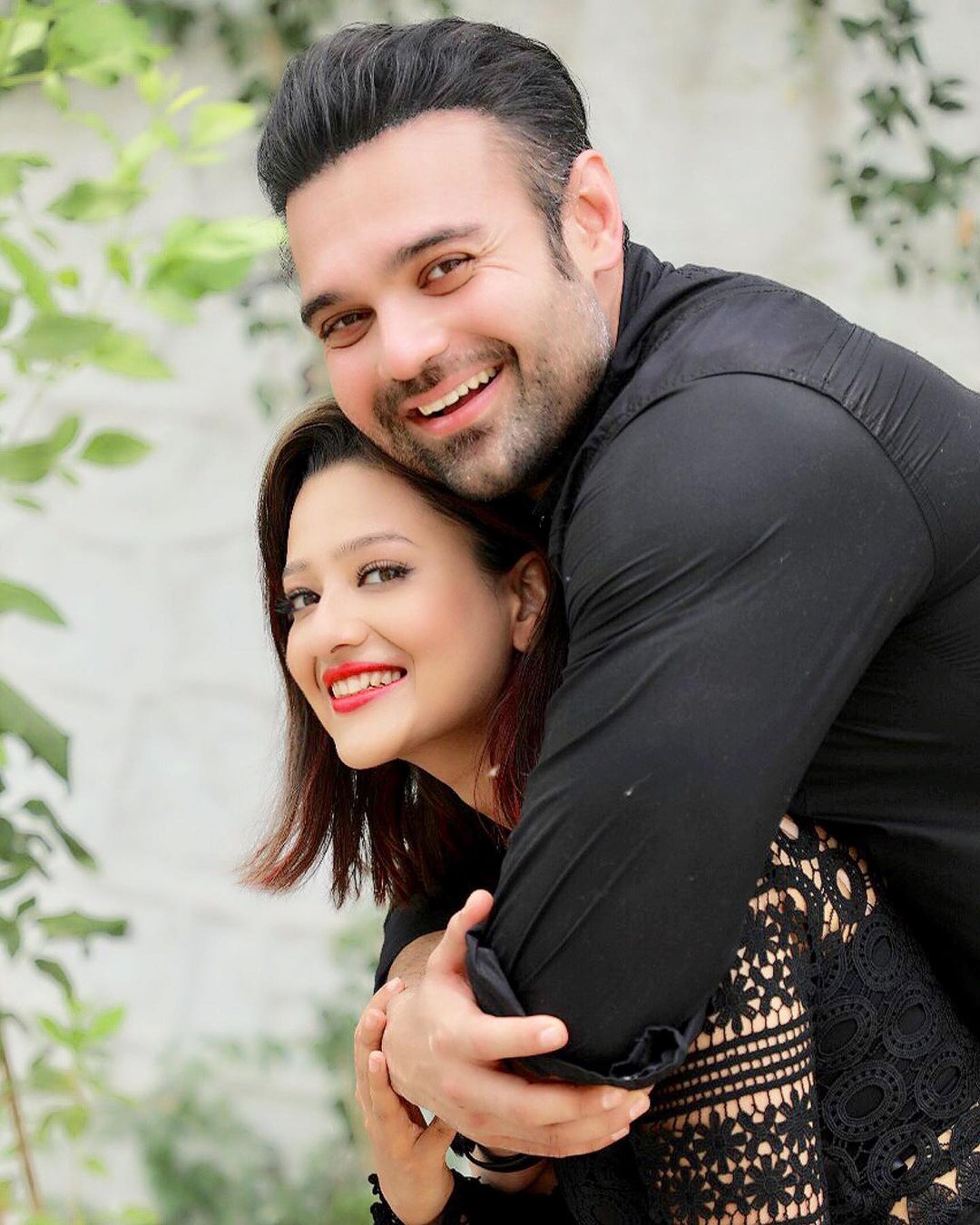 मदालसा शर्मा पति महाक्षय के साथ 