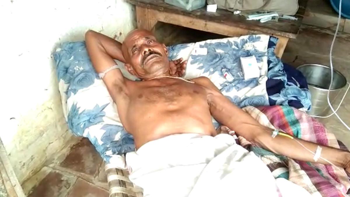 झोलाछाप डॉक्टर से इलाज कराते मरीज.