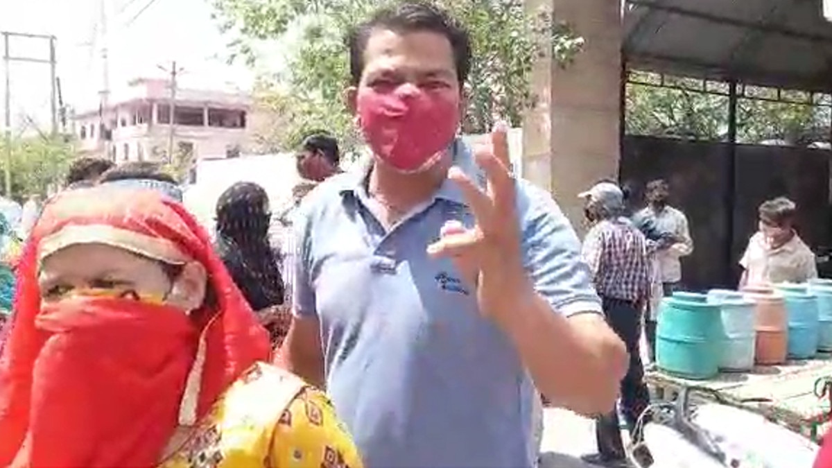  महिलाओं ने कहा चिता की राख से बीमार हो रहे बच्चे, स्थानीय लोगों ने वीडियो किया वायरल