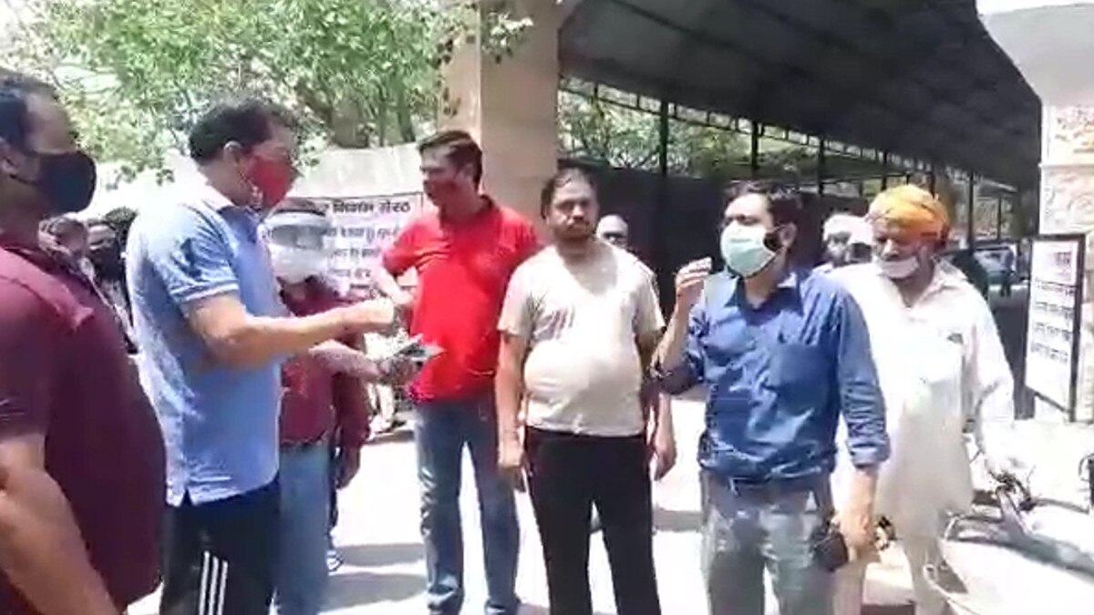  महिलाओं ने कहा चिता की राख से बीमार हो रहे बच्चे, स्थानीय लोगों ने वीडियो किया वायरल