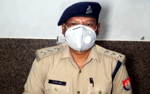  सिरफिरा व्यक्ति बेटी को लेकर सुसाइड के ल‍िए मोबाइल टॉवर पर चढ़ा, पत्नी व उसके प्रेमी से था परेशान 