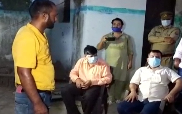  सिरफिरा व्यक्ति बेटी को लेकर सुसाइड के ल‍िए मोबाइल टॉवर पर चढ़ा, पत्नी व उसके प्रेमी से था परेशान 