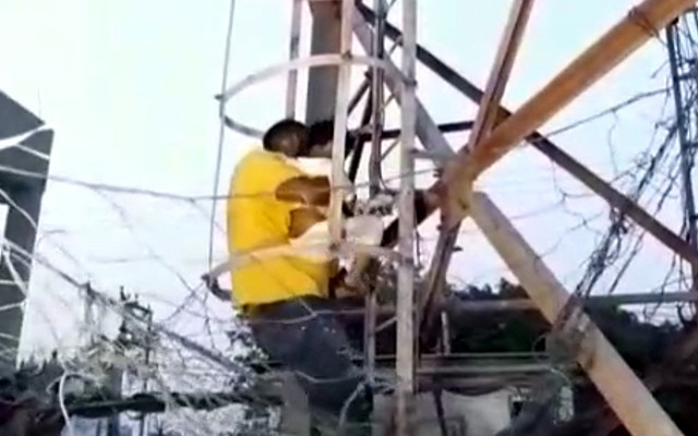  सिरफिरा व्यक्ति बेटी को लेकर सुसाइड के ल‍िए मोबाइल टॉवर पर चढ़ा, पत्नी व उसके प्रेमी से था परेशान 