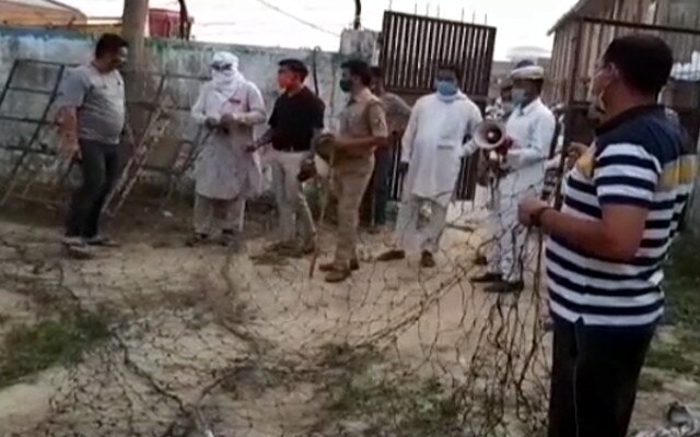  सिरफिरा व्यक्ति बेटी को लेकर सुसाइड के ल‍िए मोबाइल टॉवर पर चढ़ा, पत्नी व उसके प्रेमी से था परेशान 