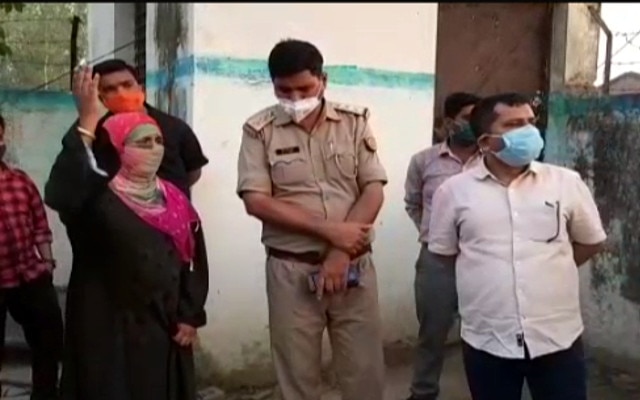  सिरफिरा व्यक्ति बेटी को लेकर सुसाइड के ल‍िए मोबाइल टॉवर पर चढ़ा, पत्नी व उसके प्रेमी से था परेशान 