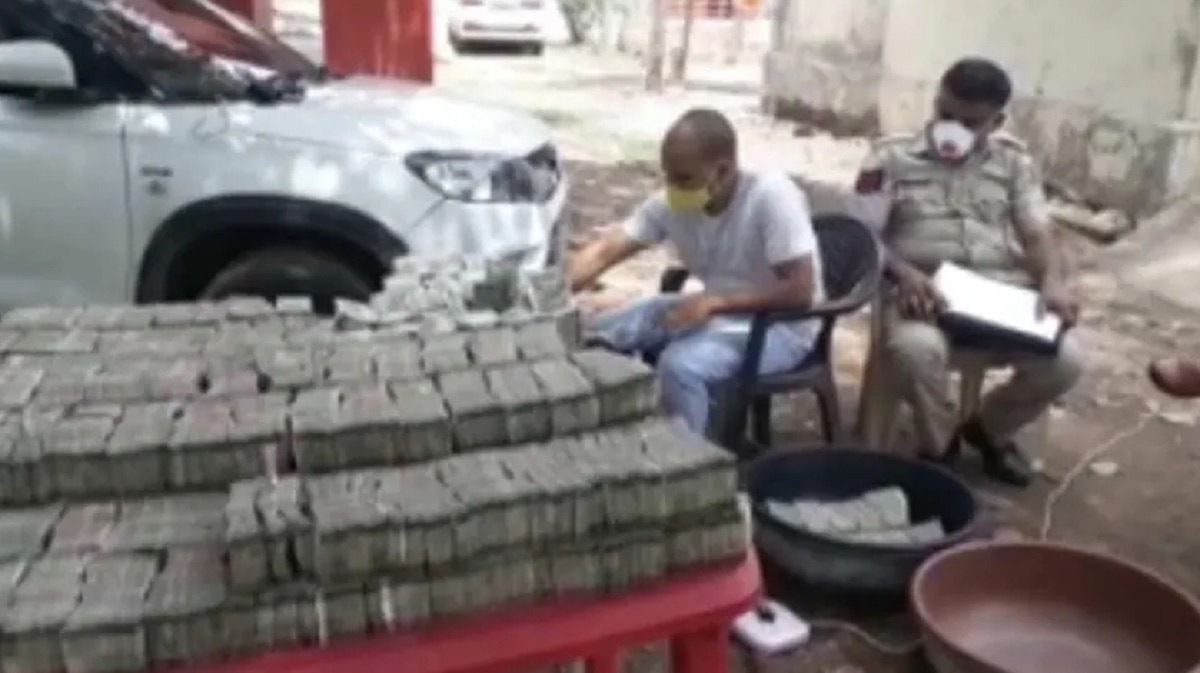 गुजरात जा रही कार में मिले पैसे