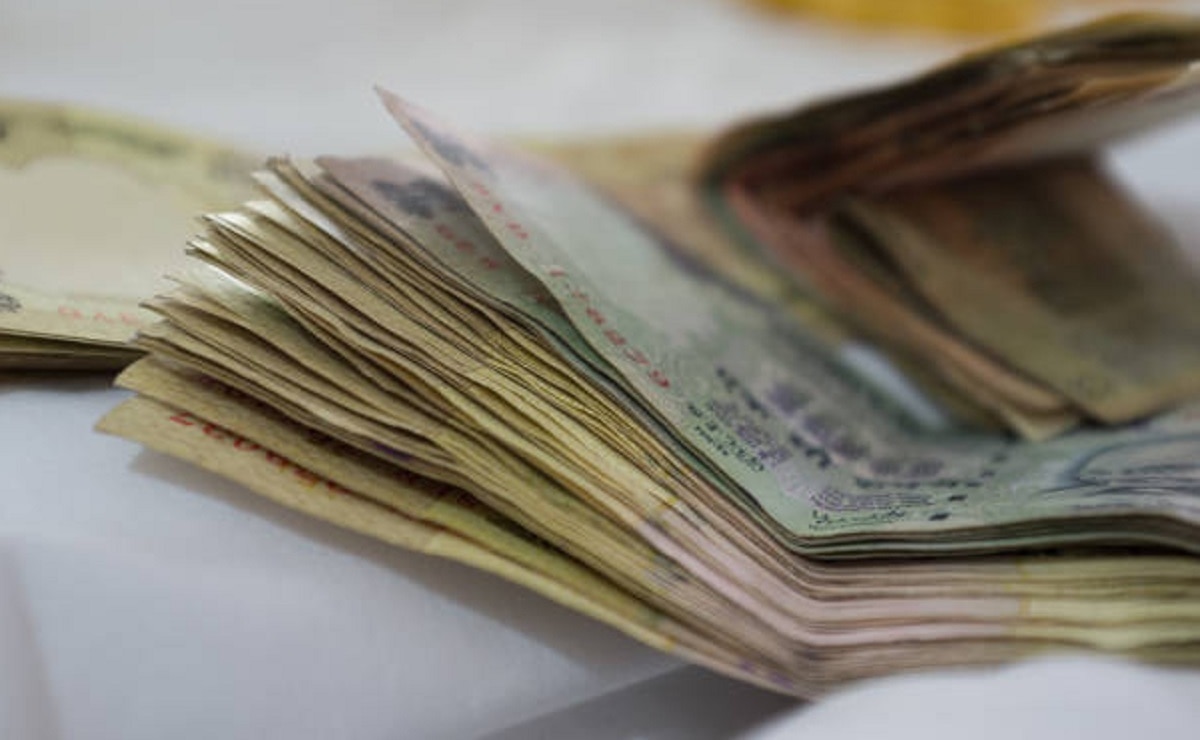 गुजरात जा रही कार में मिले पैसे