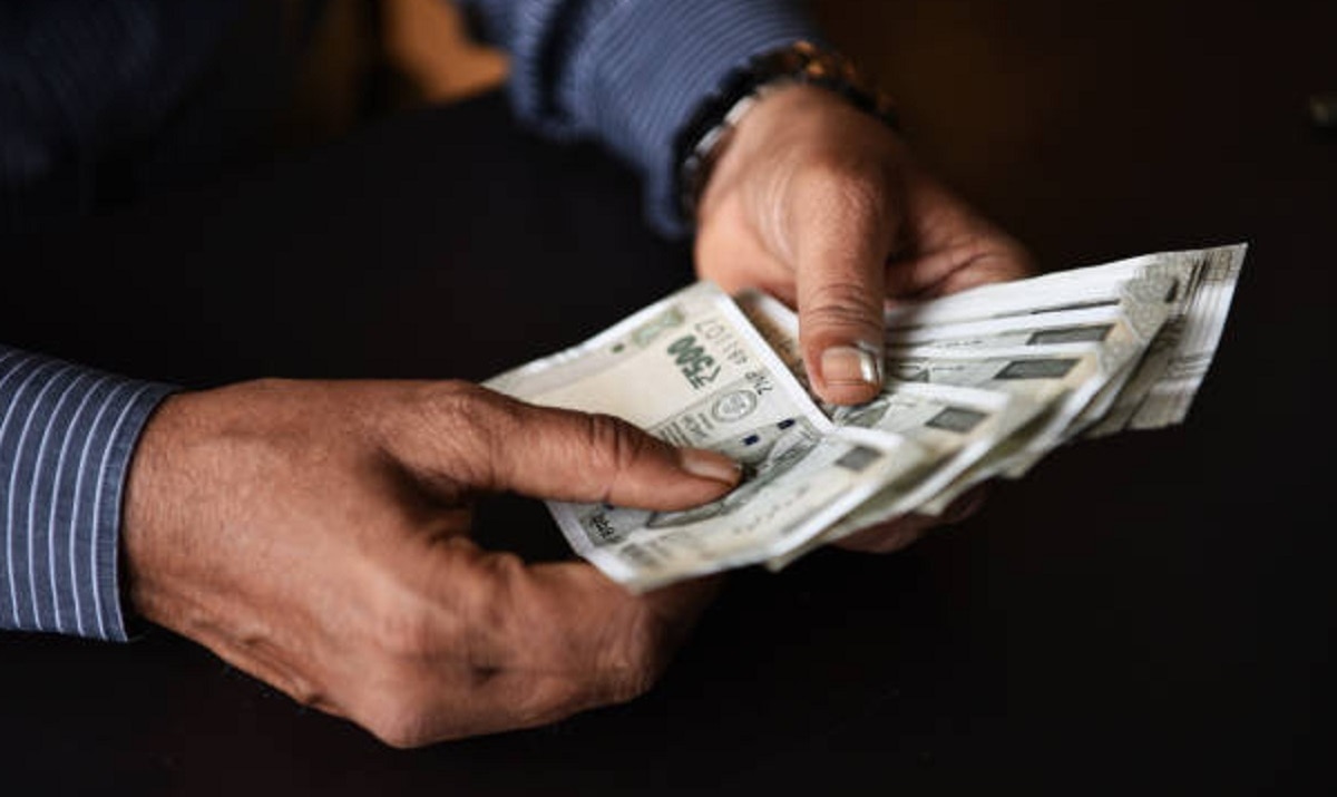 गुजरात जा रही कार में मिले पैसे