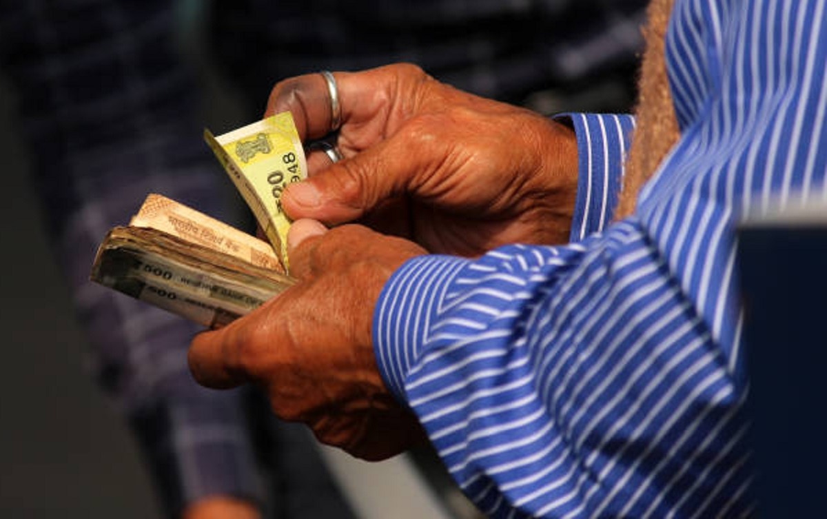 गुजरात जा रही कार में मिले पैसे