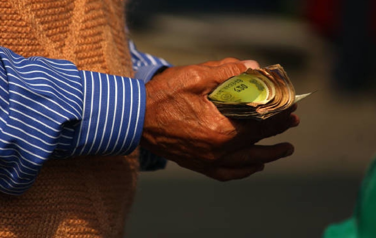 गुजरात जा रही कार में मिले पैसे