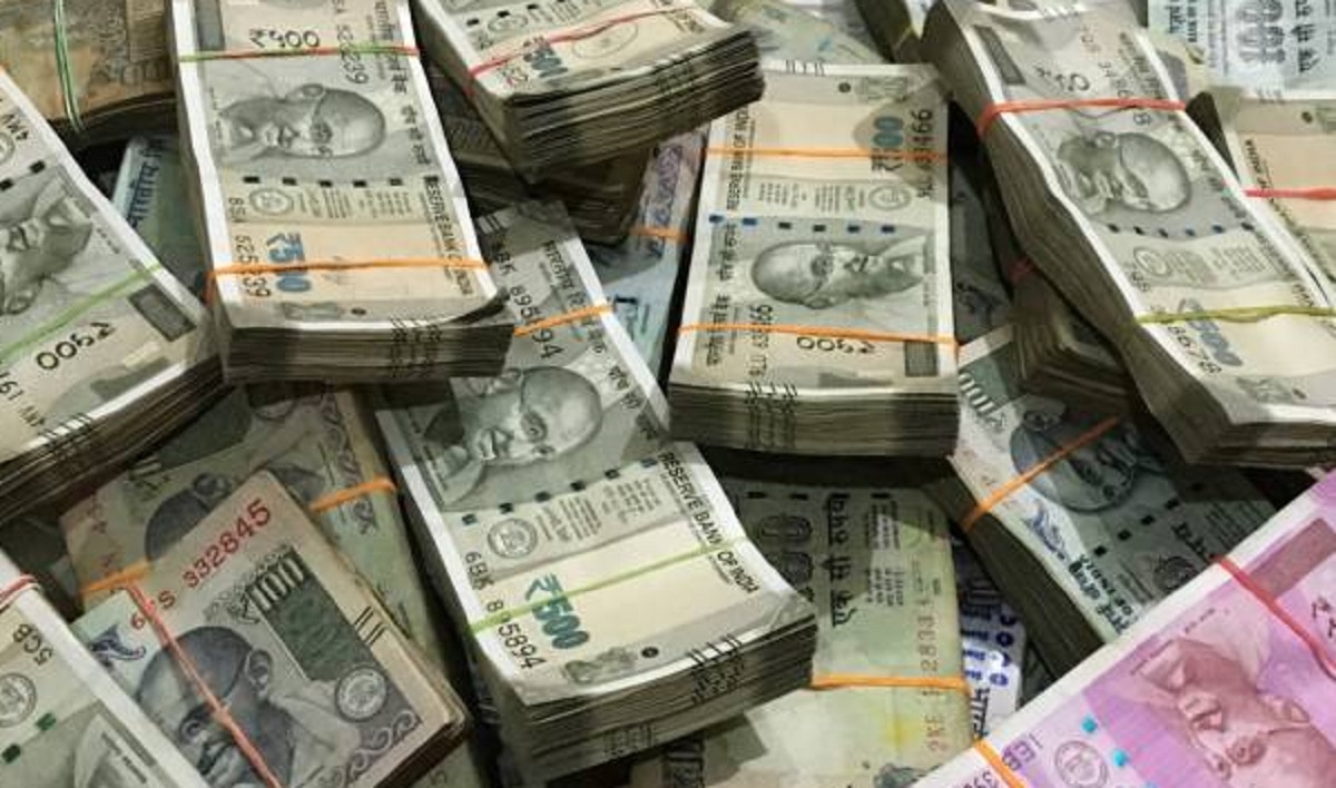 गुजरात जा रही कार में मिले पैसे