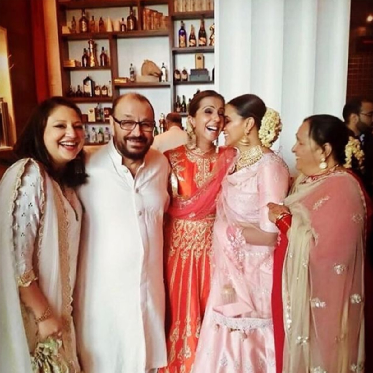 नेहा धूप‍िया पर‍िवार के साथ  