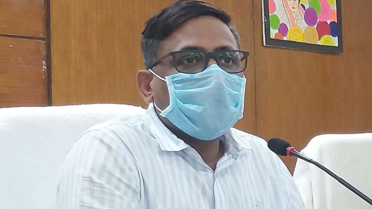 वैक्सीन न लगवाने पर कहीं शराब तो कहीं सैलरी पर रोक 