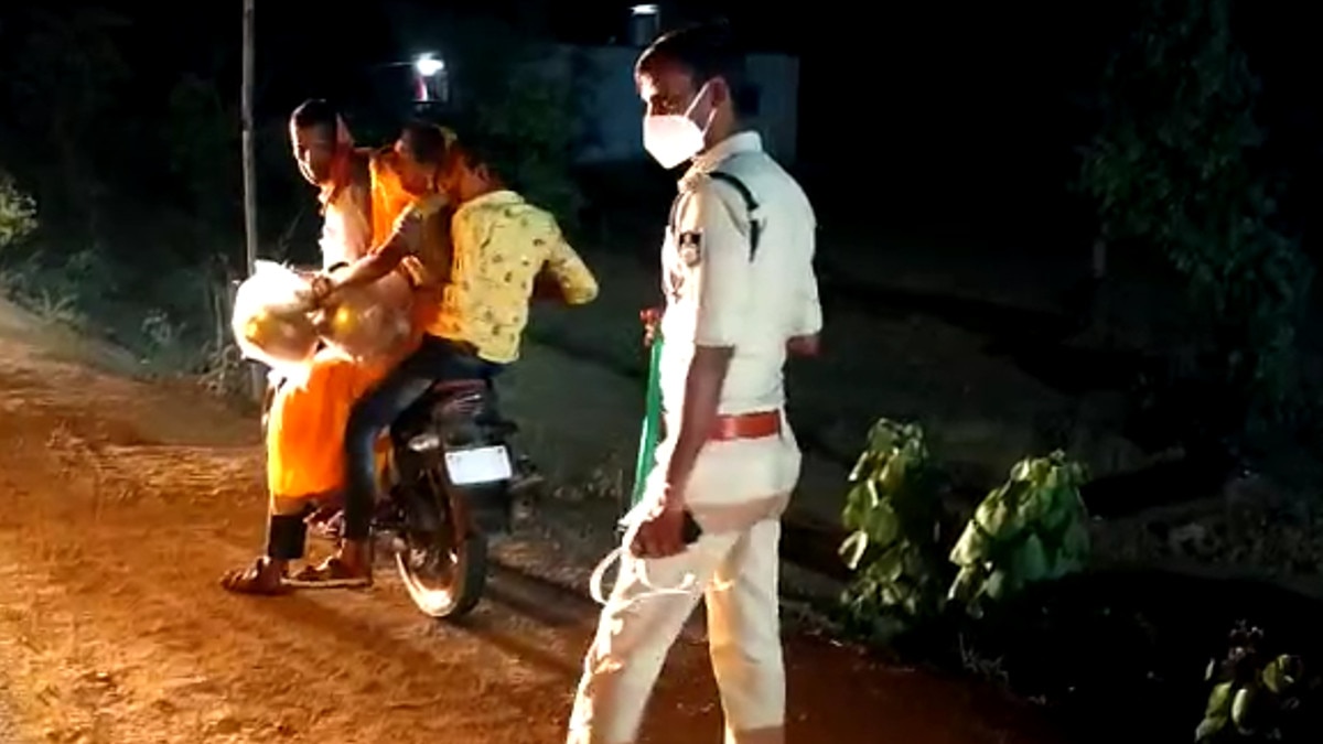  शादी में शाम‍िल होने के ल‍िए क‍िया हाईवोल्टेज ड्रामा, पत्नी और बच्चों के साथ धरने पर बैठा