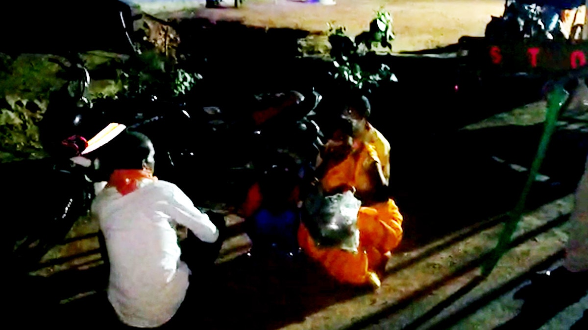  शादी में शाम‍िल होने के ल‍िए क‍िया हाईवोल्टेज ड्रामा, पत्नी और बच्चों के साथ धरने पर बैठा