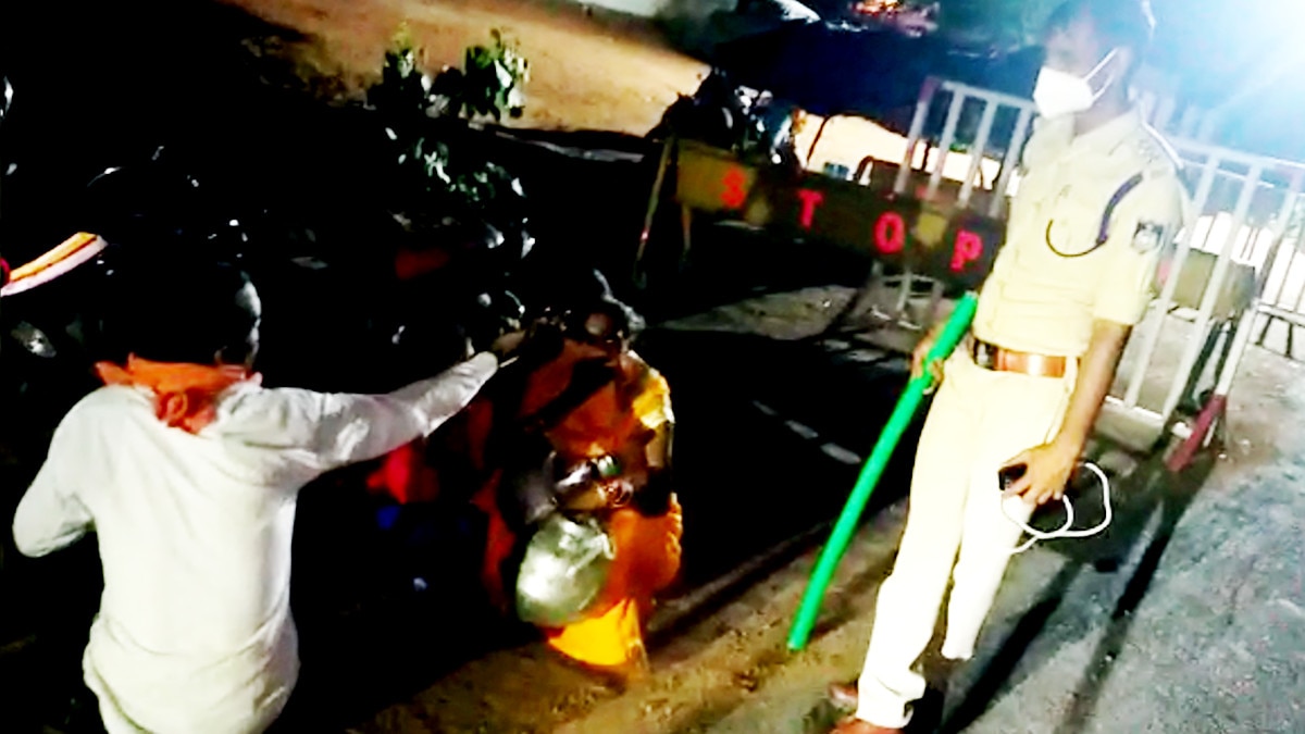  शादी में शाम‍िल होने के ल‍िए क‍िया हाईवोल्टेज ड्रामा, पत्नी और बच्चों के साथ धरने पर बैठा