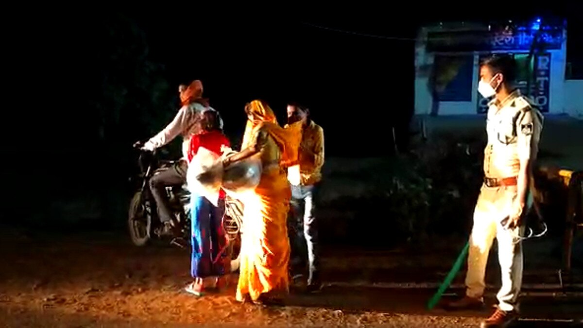  शादी में शाम‍िल होने के ल‍िए क‍िया हाईवोल्टेज ड्रामा, पत्नी और बच्चों के साथ धरने पर बैठा