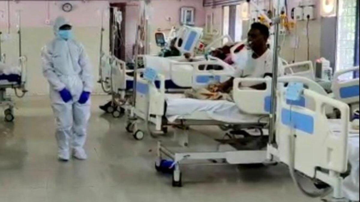 Covid वार्ड में संक्रमितों के बीच पीपीई किट पहनकर डांस करते हुए मेल नर्स