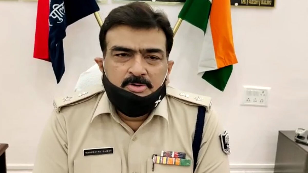 थाने में नाबालिग लड़की ने मनचलों की चप्पल से पिटाई की 