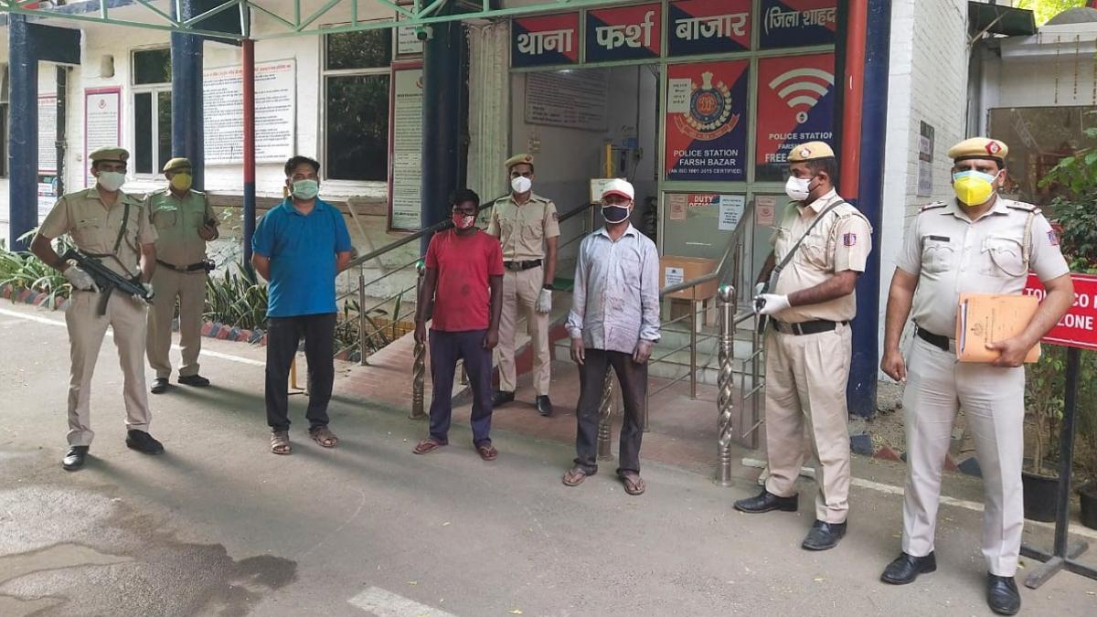 पुलिस ने आरोपियों को रंगे हाथों गिरफ्तार किया है
