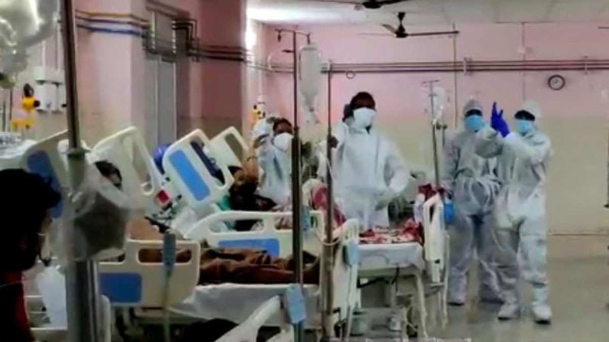 Covid वार्ड में संक्रमितों के बीच पीपीई किट पहनकर डांस करते हुए मेल नर्स