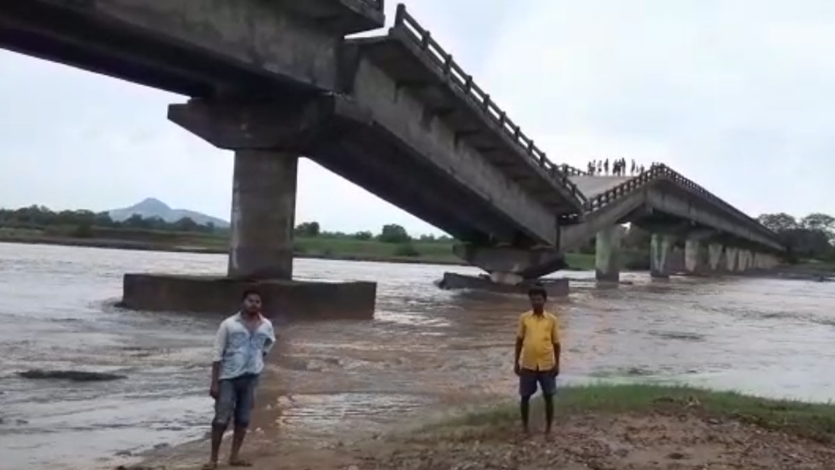 रांची के तमाड़ में पुल टूट गया 