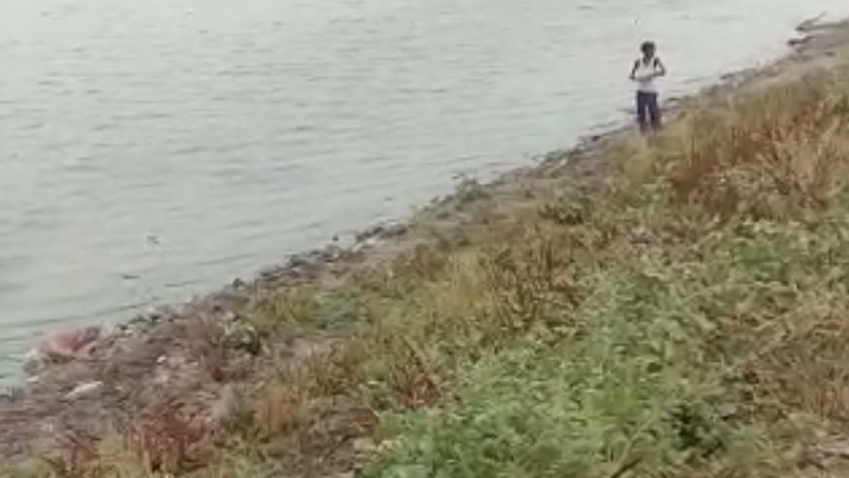 नदी किनारे लग रहा है लाशों का अंबार 