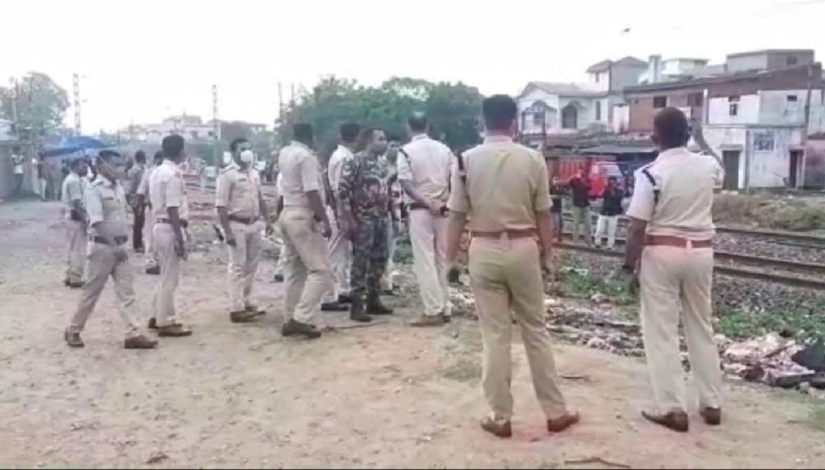 बाइक छोड़कर भागे बदमाश