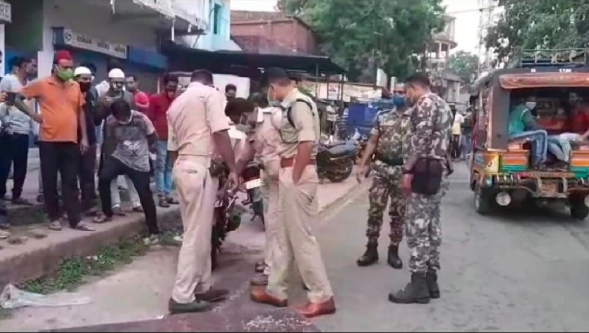 सरेआम मारी गोली