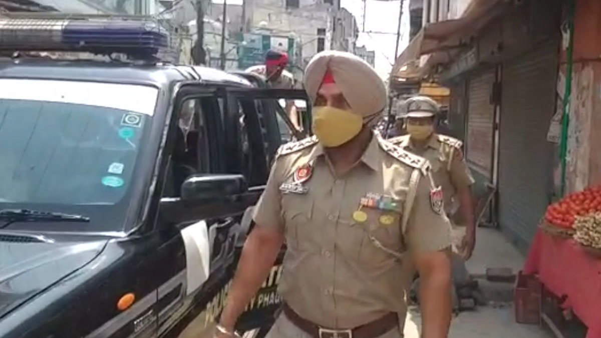 CMO को मारा थप्पड़, सब्जी गिराने पर SHO सस्पेंड