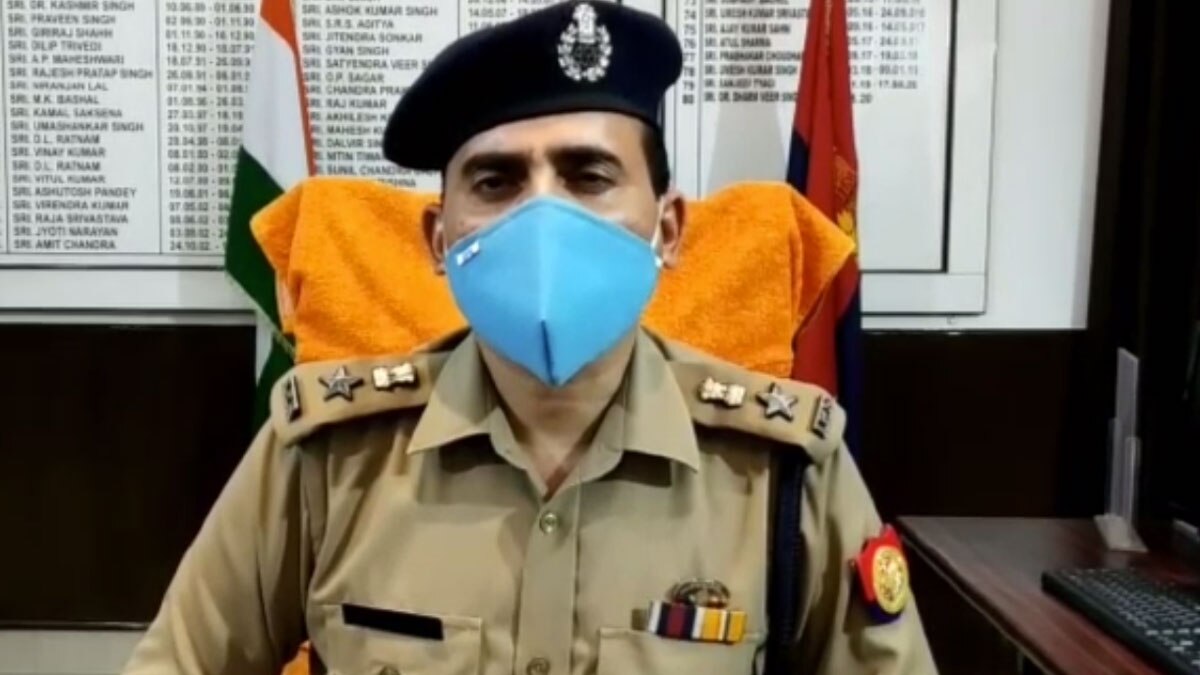 पंचायत में लड़की ने युवक को चप्पल से पीटा 