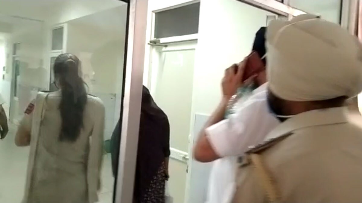 पुलिसकर्मी विधवा महिला को ब्लैकमेल कर उसका शारीरिक शोषण कर रहा था