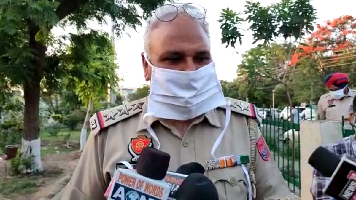 शादी में शामिल थे 20 से ज्यादा लोग पुलिस ने मारी रेड 