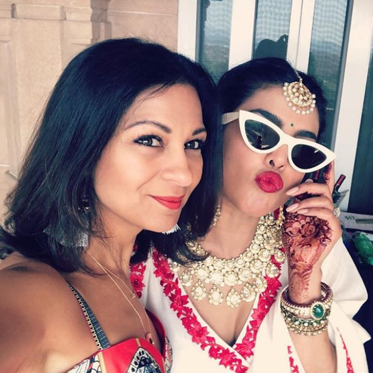 प्र‍ियंका चोपड़ा-अंजुला अचार‍िया