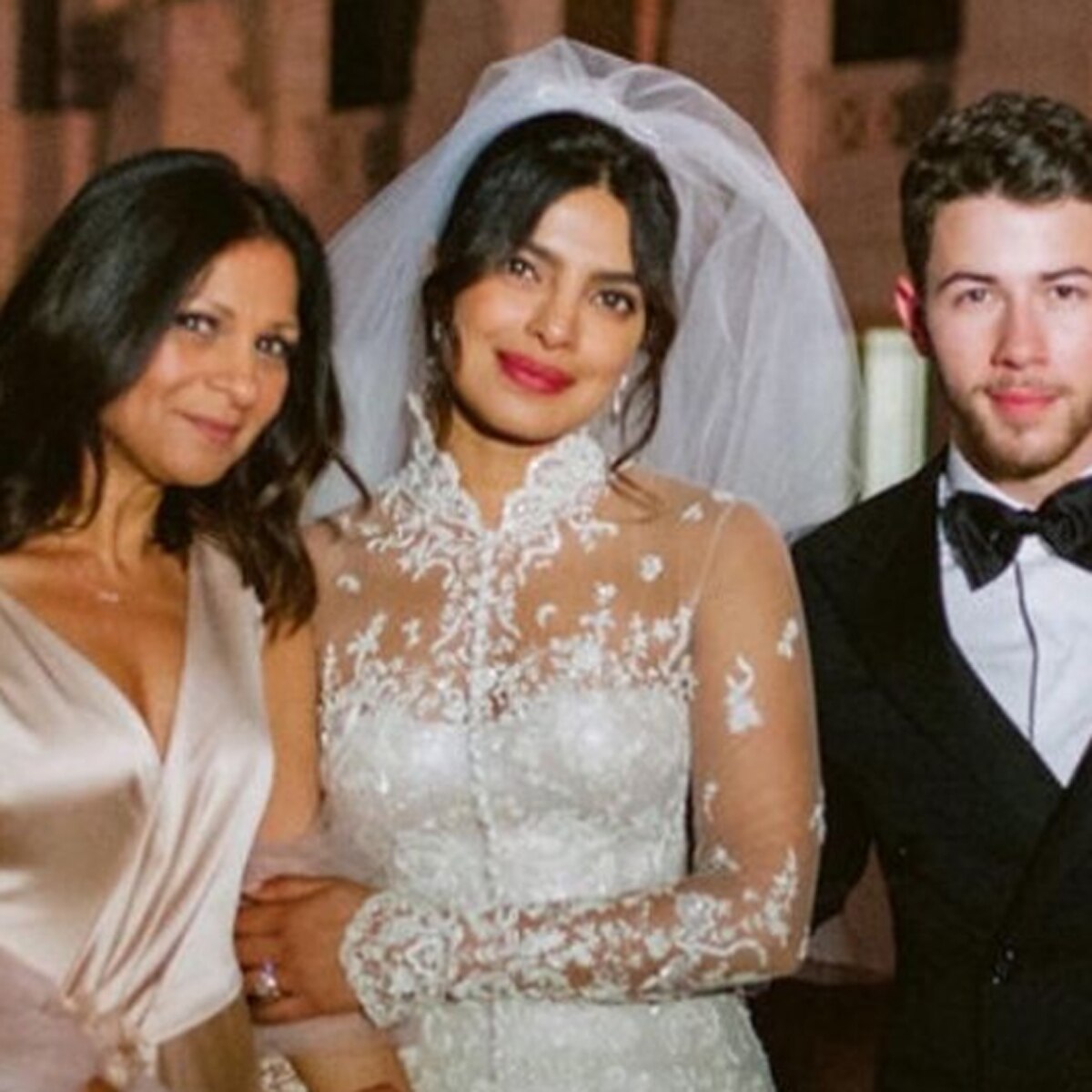 प्र‍ियंका चोपड़ा-अंजुला अचार‍िया-न‍िक जोनस  